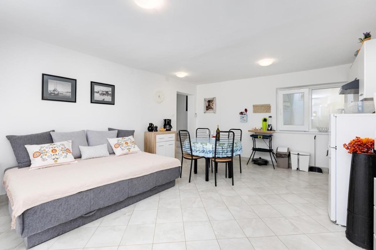 Apartment Oleander Малинска Екстериор снимка